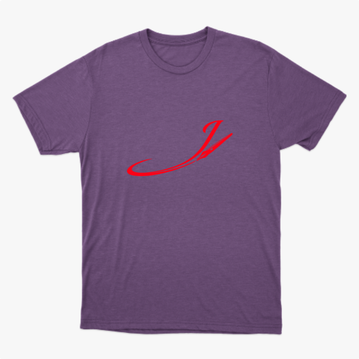 Camiseta com estampa frontal de letra cursiva estilizada acompanhada de pena afiada, formando um design fluido e elegante que se destaca visualmente.