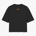 Camiseta com estampa frontal de números estilizados "323" e estampa traseira de design abstrato com esfera central rodeada por textos verticais e curvas coloridas.