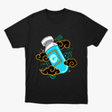 Camiseta com estampa frontal de frasco estilizado com logotipo centralizado, envolto por padrões de nuvens arrojadas e elementos geométricos vibrantes.