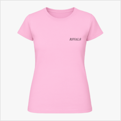 Camiseta com estampa frontal de texto minimalista "RIVALS" no lado esquerdo do peito e estampa traseira de carros de corrida com sobreposição de textos.