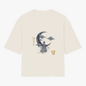 Camiseta com estampa frontal de símbolo e escrita "A LENDA DO SOL E DA LUA" ao lado de ilustrações de sol, lua e montanhas e estampa traseira de figura feminina com dragão, lua decorada e escritos.