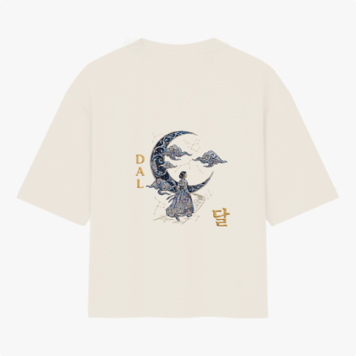 Camiseta com estampa frontal de símbolo e escrita "A LENDA DO SOL E DA LUA" ao lado de ilustrações de sol, lua e montanhas e estampa traseira de figura feminina com dragão, lua decorada e escritos.