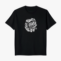 Camiseta com estampa frontal de frase "Nunca se Renda" acompanhada de uma mão estilizada apontando para cima, envolta em um design gráfico impactante.