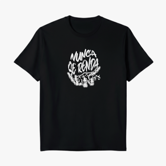 Camiseta com estampa frontal de frase "Nunca se Renda" acompanhada de uma mão estilizada apontando para cima, envolta em um design gráfico impactante.