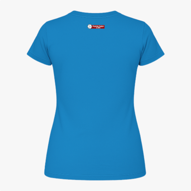 Camiseta com estampa frontal de gato com chapéu de mago, lendo um livro cercado por cristais e névoa; estampa traseira com pequeno logotipo textual.