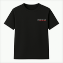 Camiseta com estampa frontal de "CARINHA DA LUZ" em destaque e estampa traseira de caixa marcada "CARINHA DA LUZ", opções "MENINO DO VÍDEO" e "MANO DO SOM".