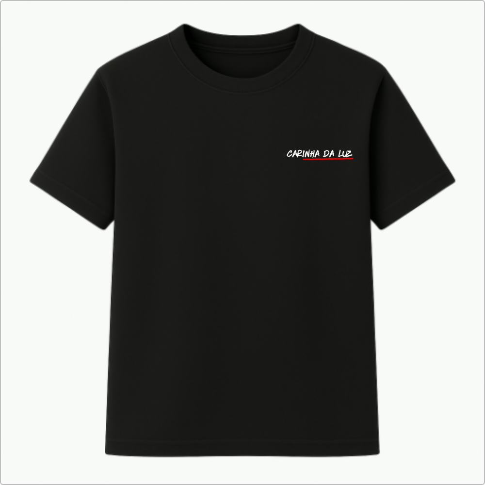 Camiseta com estampa frontal de "CARINHA DA LUZ" em destaque e estampa traseira de caixa marcada "CARINHA DA LUZ", opções "MENINO DO VÍDEO" e "MANO DO SOM".