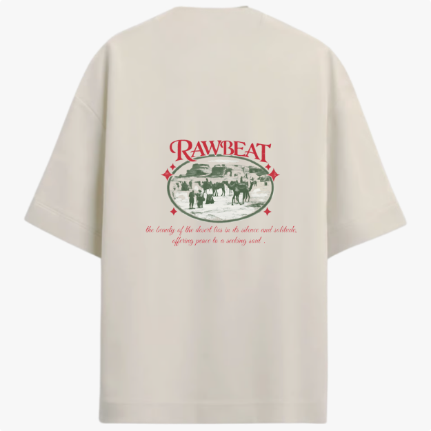 Camiseta com estampa traseira de paisagem desértica e grupo de pessoas, texto "RAWBEAT" acima com destaque, e frase sobre a beleza e paz do deserto.