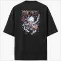 Camiseta com estampa frontal de pequeno personagem segurando cartaz e estampa traseira de personagem em pose dinâmica com fundo de fumaça e texto estilizado acima.