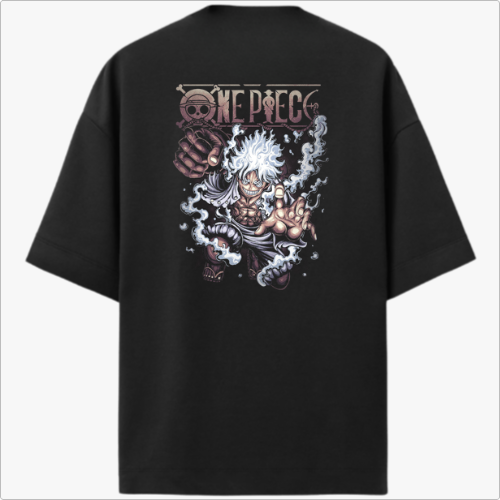 Camiseta com estampa frontal de pequeno personagem segurando cartaz e estampa traseira de personagem em pose dinâmica com fundo de fumaça e texto estilizado acima.
