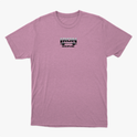 Camiseta com estampa frontal de "Iron Discipline" e design de montanhas, e estampa traseira de "CONSTÂNCIA Iron Discipline" em letras destacadas.