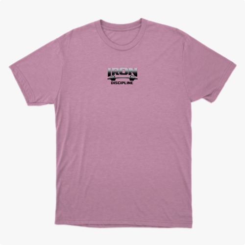 Camiseta com estampa frontal de "Iron Discipline" e design de montanhas, e estampa traseira de "CONSTÂNCIA Iron Discipline" em letras destacadas.