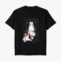 Camiseta com estampa frontal de personagem de anime com cabelo longo, expressão séria e sangue nas mãos, cercado por linhas diagonais e detalhes vermelhos.