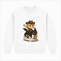 Moletom com estampa frontal de personagem em estilo chibi montado em um dragão, ambos ao lado de um barril, com a frase "Curvas e Coragem".