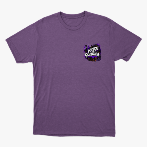 Camiseta com estampa frontal de letras estilizadas acompanhadas por um padrão geométrico vibrante em segundo plano.