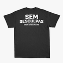 Camiseta com estampa frontal de "IRON DISCIPLINE" acompanhada de desenho de barras, e estampa traseira de "SEM DESCULPAS IRON DISCIPLINE" em letras destacadas.