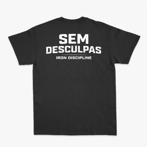 Camiseta com estampa frontal de "IRON DISCIPLINE" acompanhada de desenho de barras, e estampa traseira de "SEM DESCULPAS IRON DISCIPLINE" em letras destacadas.