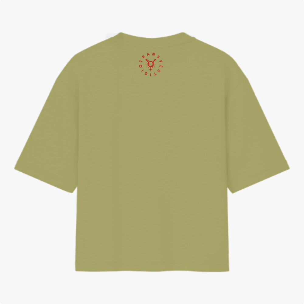 Camiseta com estampa frontal de coquetel Molotov com chamas e frases impactantes e estampa traseira de símbolo circular com cabeça de cervo estilizada.