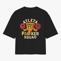 Camiseta com estampa frontal de logotipo estilizado "PK" em tamanho pequeno e estampa traseira de fatia de pizza e donuts com a frase "Atleta Parker Squad".