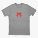 Camiseta com estampa frontal de aranha estilizada de linhas finas e estampa traseira de rosto delineado com texto e referências icônicas.