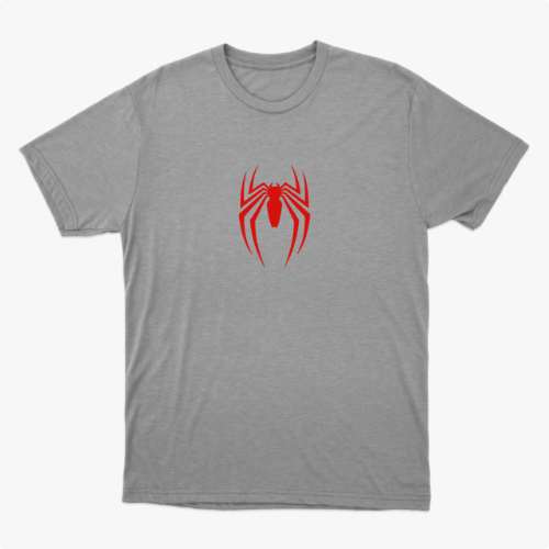 Camiseta com estampa frontal de aranha estilizada de linhas finas e estampa traseira de rosto delineado com texto e referências icônicas.