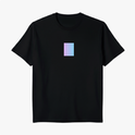 Camiseta com estampa frontal de retângulo gradiente e estampa traseira de lâmpada rodeada por explosão de cores vibrantes em fundo gradiente.