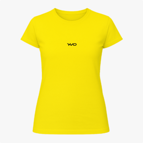 Camiseta com estampa frontal de um discreto logotipo estilizado em fonte moderna.