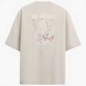 Camiseta com estampa frontal de texto estilizado "no mercy club" e estampa traseira de cobra detalhada, cercada por texto e símbolos impactantes.