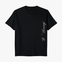 Camiseta com estampa frontal de texto inclinada "D' Lorenzi" e estampa traseira de elementos italianos, bebidas, frutas e texto "Bon Vivant Club 777".