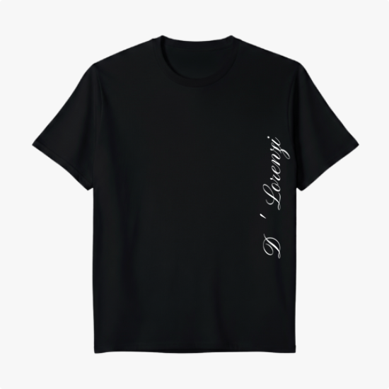 Camiseta com estampa frontal de texto inclinada "D' Lorenzi" e estampa traseira de elementos italianos, bebidas, frutas e texto "Bon Vivant Club 777".