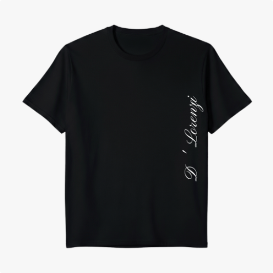Camiseta com estampa frontal de texto inclinada "D' Lorenzi" e estampa traseira de elementos italianos, bebidas, frutas e texto "Bon Vivant Club 777".