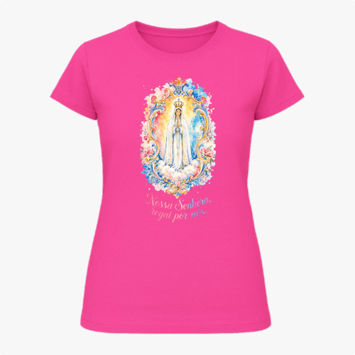 Camiseta com estampa frontal de imagem de Nossa Senhora em moldura colorida com flores e frase "Nossa Senhora, rogai por nós" e estampa traseira de logotipo com cruz e texto.