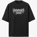 Camiseta com estampa frontal de "Pantano 3000" em letras estilizadas, e estampa traseira de design abstrato com elementos pontiagudos entrelaçados.