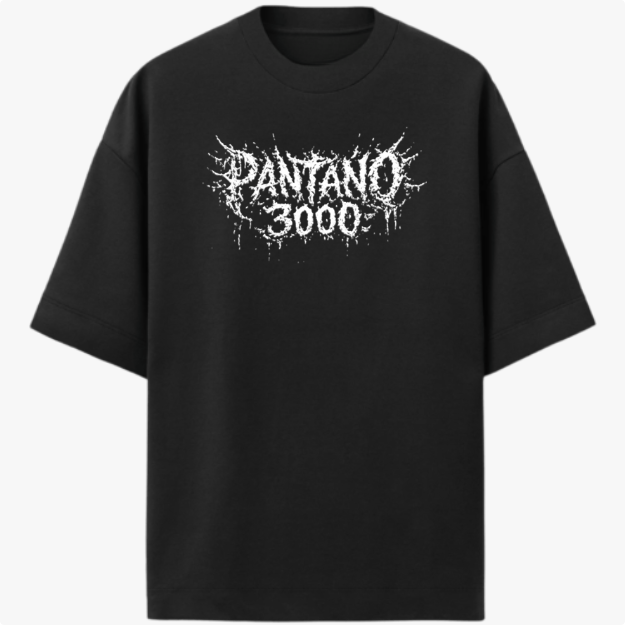 Camiseta com estampa frontal de "Pantano 3000" em letras estilizadas, e estampa traseira de design abstrato com elementos pontiagudos entrelaçados.
