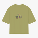 Camiseta com estampa frontal de "Verbo" estilizado centralizado e estampa traseira de frase artística "Ele Vive em Mim" com design tipográfico elegante.