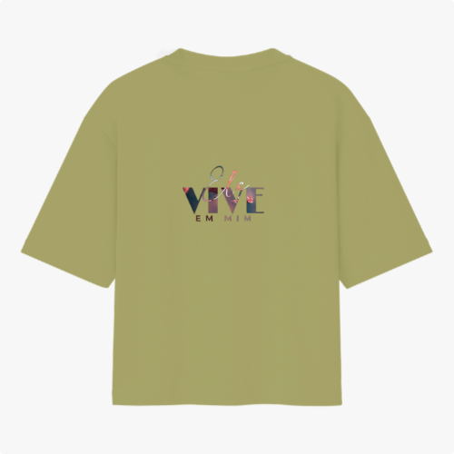 Camiseta com estampa frontal de "Verbo" estilizado centralizado e estampa traseira de frase artística "Ele Vive em Mim" com design tipográfico elegante.