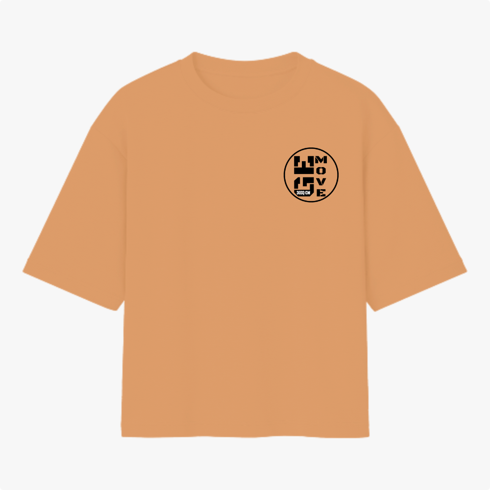 Camiseta com estampa frontal de texto circular "MOVE" e estampa traseira de texto "AVIVA JOVEM" com chamas e citação bíblica de 1 Pedro 2:9.