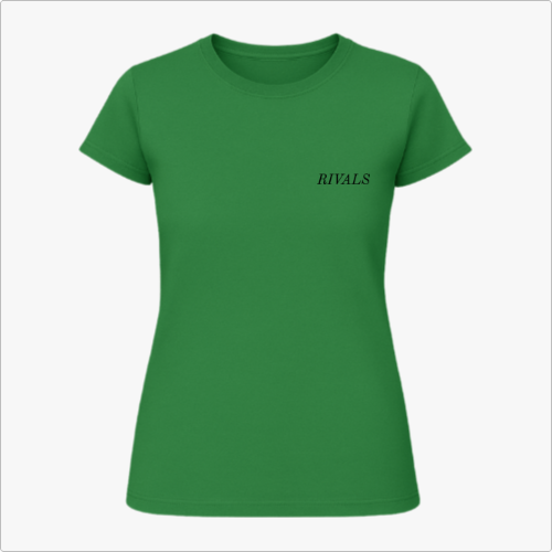 Camiseta com estampa frontal de texto minimalista "RIVALS" no lado esquerdo do peito e estampa traseira de carros de corrida com sobreposição de textos.