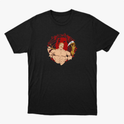 Camiseta com estampa frontal de guerreiro musculoso segurando uma arma sobre fundo circular e estampa traseira de personagem em pose poderosa com texto.