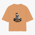Camiseta com estampa frontal de um buldogue usando óculos de sol e boné, sentado em uma barra de pesos com a frase "LIFT WEIGHTS" destacada embaixo.