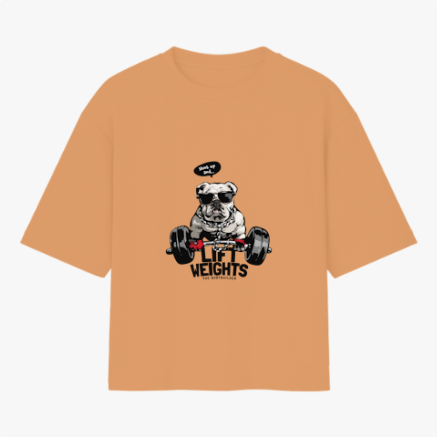 Camiseta com estampa frontal de um buldogue usando óculos de sol e boné, sentado em uma barra de pesos com a frase "LIFT WEIGHTS" destacada embaixo.