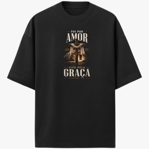 Camiseta com estampa frontal de uma cruz entre colunas clássicas, rodeada por folhagens e frase "Foi por amor, vivo pela graça - Efésios 2:5".