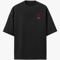 Camiseta com estampa frontal de barras verticais ao lado de caracteres pequenos e estampa traseira com caracteres grandes sobrepostos por caracteres menores.