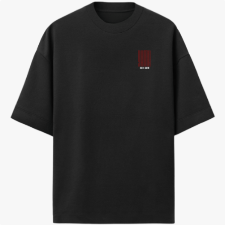 Camiseta com estampa frontal de barras verticais ao lado de caracteres pequenos e estampa traseira com caracteres grandes sobrepostos por caracteres menores.