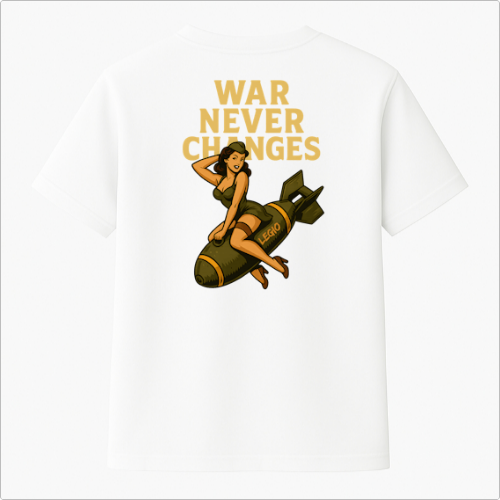 Camiseta com estampa frontal de uma bomba com a inscrição "Lego" e estampa traseira de mulher sentada sobre uma bomba com a frase "War Never Changes".