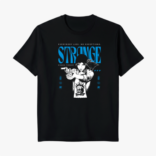 Camiseta com estampa frontal de uma figura central feminina segurando uma arma, com texto "STRANGE", "EVERYBODY LIES. NO EXCEPTIONS." e "CHAOS THEORY".