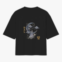 Camiseta com estampa frontal de símbolo e escrita "A LENDA DO SOL E DA LUA" ao lado de ilustrações de sol, lua e montanhas e estampa traseira de figura feminina com dragão, lua decorada e escritos.