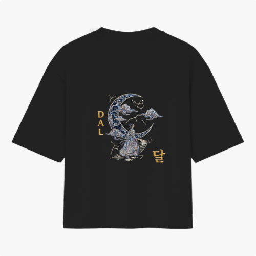 Camiseta com estampa frontal de símbolo e escrita "A LENDA DO SOL E DA LUA" ao lado de ilustrações de sol, lua e montanhas e estampa traseira de figura feminina com dragão, lua decorada e escritos.