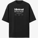Camiseta com estampa frontal de texto destacando as palavras "Minimal But Never Simple", acompanhada de pequenos textos e símbolos abaixo.