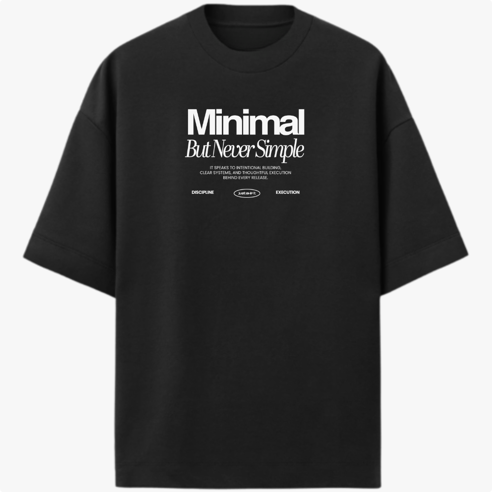 Camiseta com estampa frontal de texto destacando as palavras "Minimal But Never Simple", acompanhada de pequenos textos e símbolos abaixo.